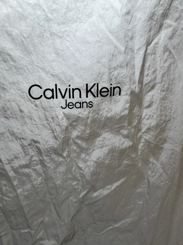 Chaqueta cortavientos con capucha blanca reflectante Calvin Klein talla mediana Foto 4 de 4