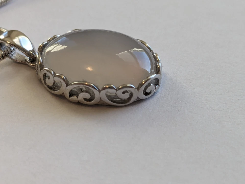 Colgante de calcedonia limpia de ojos natural 16x12 mm con ajuste S925 g/chapado en rodio Foto 2 de 4