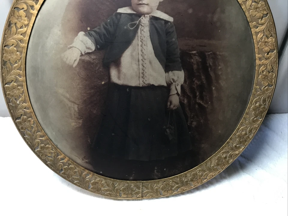 "Fantástico marco de metal ovalado de 6"" para niño pequeño con vestido de época monedero foto en lata" Foto 3 de 4