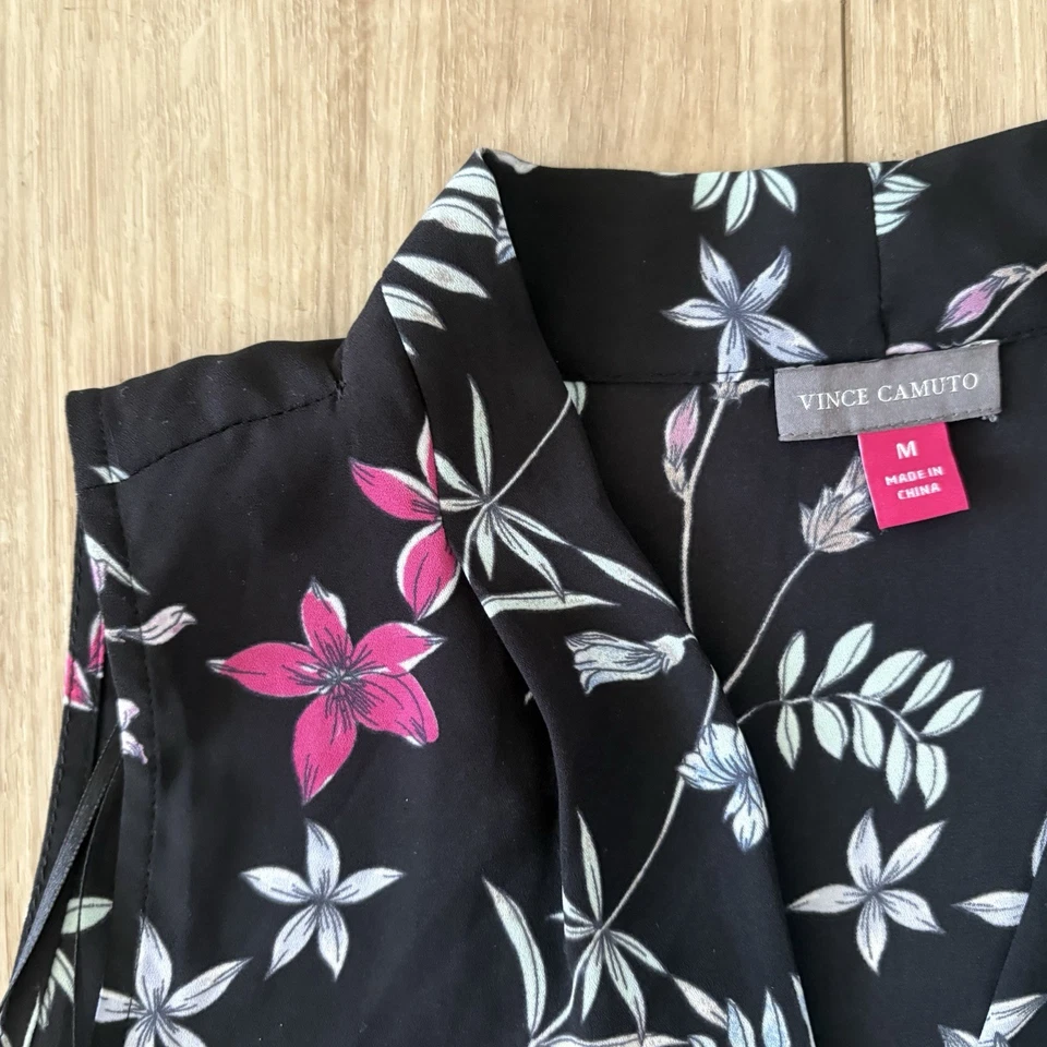 Camiseta sin mangas Vince Camuto floral negra y rosa talla mediana Foto 4 de 4