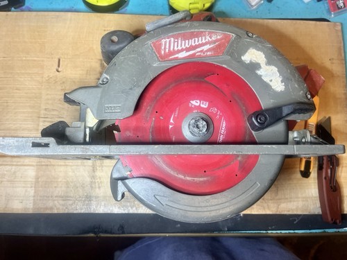 Milwaukee M18 FUEL 18V Brushless 6-1/2 in. Circular Saw 2730-20 READ DESCRIPTION