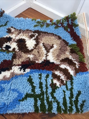 Vintage Completed Latch Hook Rug Raccoon Frog 27"x20" - Picture 3 of 6