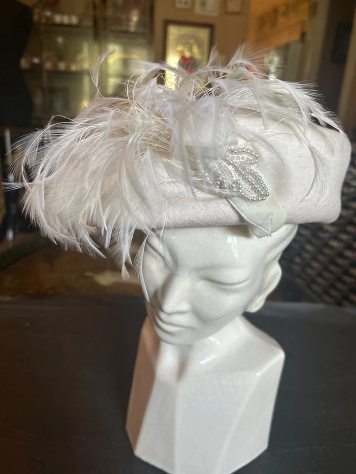 Pastillero de plumas fascinadoras blancas glamurosas años 50 100 % lana sombrero derby con detalles de perlas Foto 4 de 4