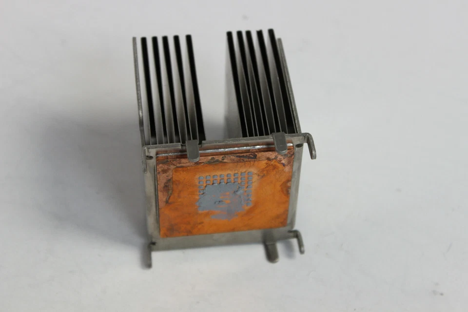 DELL 44WUW 933MHZ CPU PROCESSOR WITH HEATSINK INTEL PENTIUM III SL4C9 - Image 4 of 4