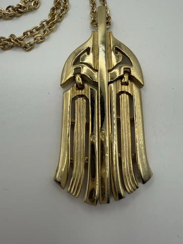 Art Deco Vintage Gold Tone Pendant On 24” Length Chain Fashion Costume Jewelry