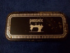 Alte Blechdose schwarz Aufdruck PHOENIX mit N&auml;hmaschinenmotiv sch&ouml;ne Korrosion