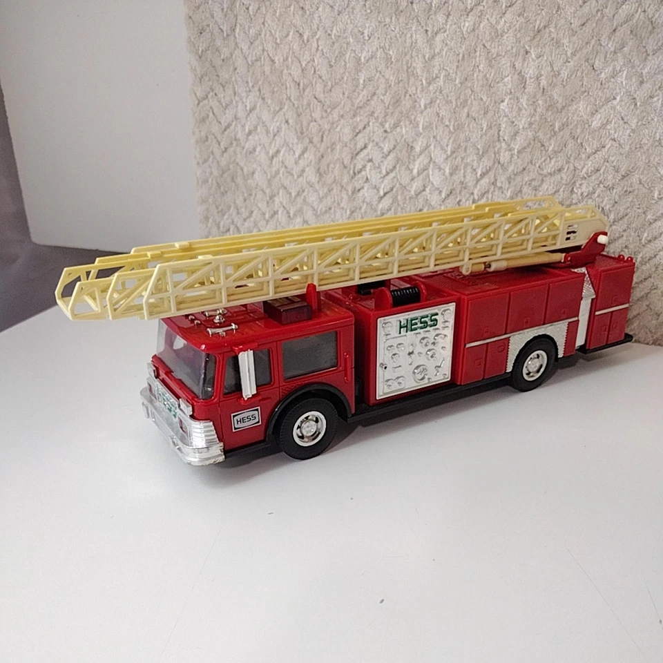 Vintage 1986 Hess Fire Truck Bank Amerada Lights Working Toy Hong Kong - Image 2 of 4