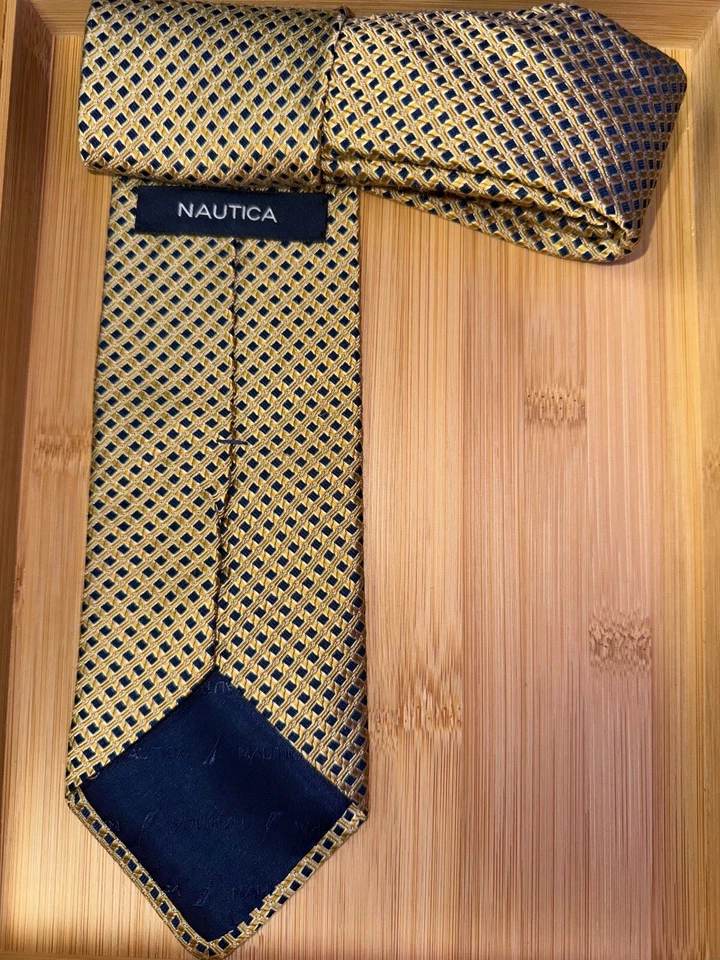 Corbata de seda geométrica dorada Nautica Foto 2 de 2