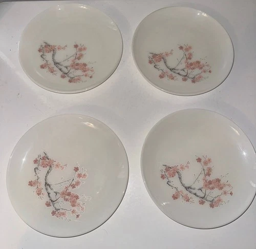 Vintage pink Pyrex family flair 8” plates. Set of four.