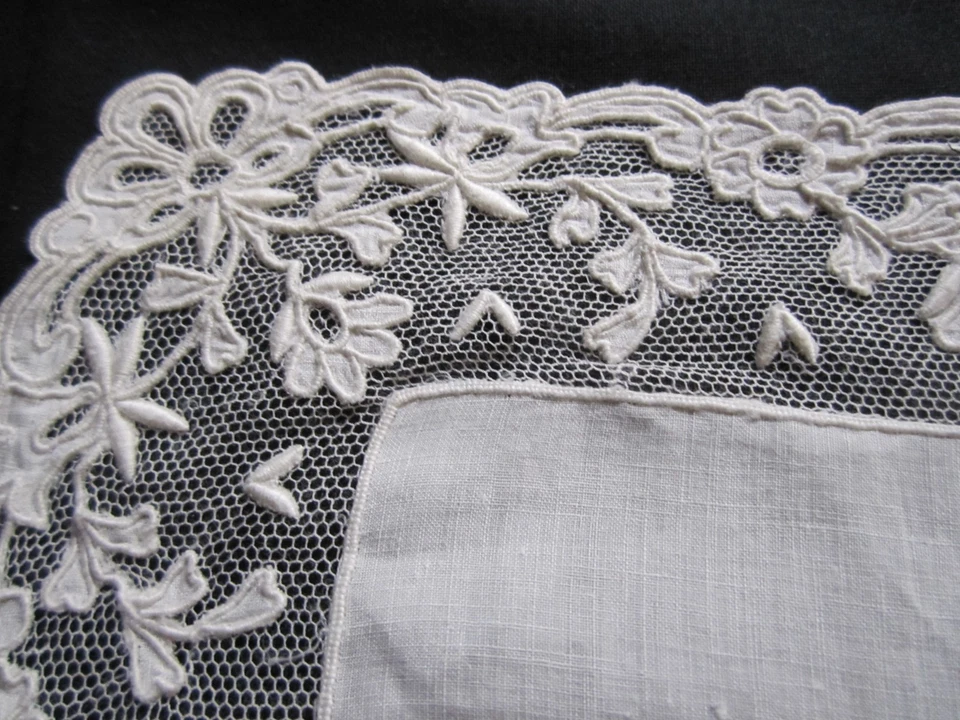 Ancien mouchoir en linon dentelle et monogramme R..M. - Photo 2/4