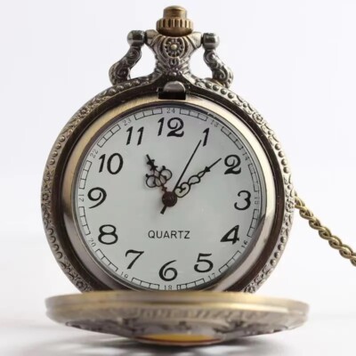 JewelryWe Orologio da tasca con catena da 80 cm, in bronzo anticato, motivo: teschio di One Piece, movimento al quarzo, idea regalo per Natale, con sacchetto regalo JewelryWe Orologio da tasca con catena da 80 cm, in bronzo anticato, motivo: teschio di One Piece, movimento al quarzo, idea regalo per Natale, con sacchetto regalo