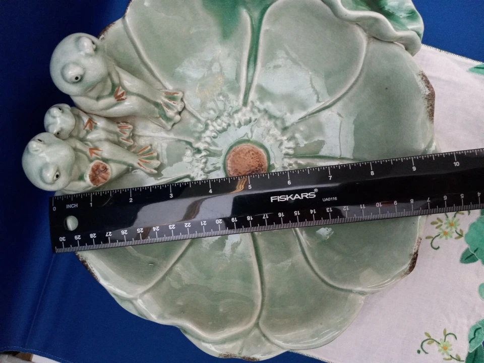 Familia de ranas sentadas en un plato grande de flores de loto Foto 3 de 4