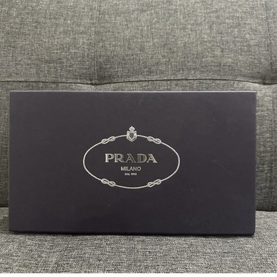 Prada Milano blaue Geschenkbox mit weißem Seidenpapier - authentischer Designer