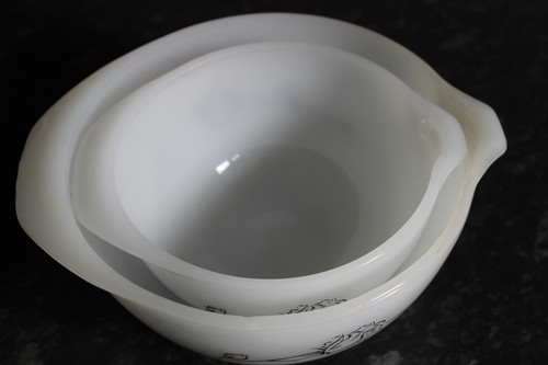 1961 Agee Pyrex Black Rose x 2 Mixing Bowls 6" & 7.5" VGC Australian Vintage - Picture 14 of 15