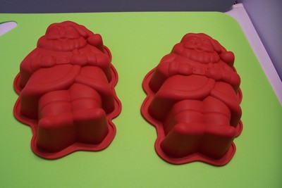 2 Stück Silikon Backform Nikolaus Weihnachtsmann Santa Claus Neue Silikon Backform Nikolaus Weihnachtsmann ! in Nordrhein