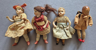 4 ANTIKE MINIATUR PORZELLAN PUPPENSTUBEN PÜPPCHEN UM 1900