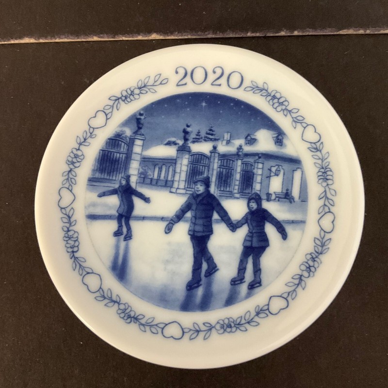 New 2020 Royal Copenhagen Ice Skating 37th Edition Plaquette #11396
