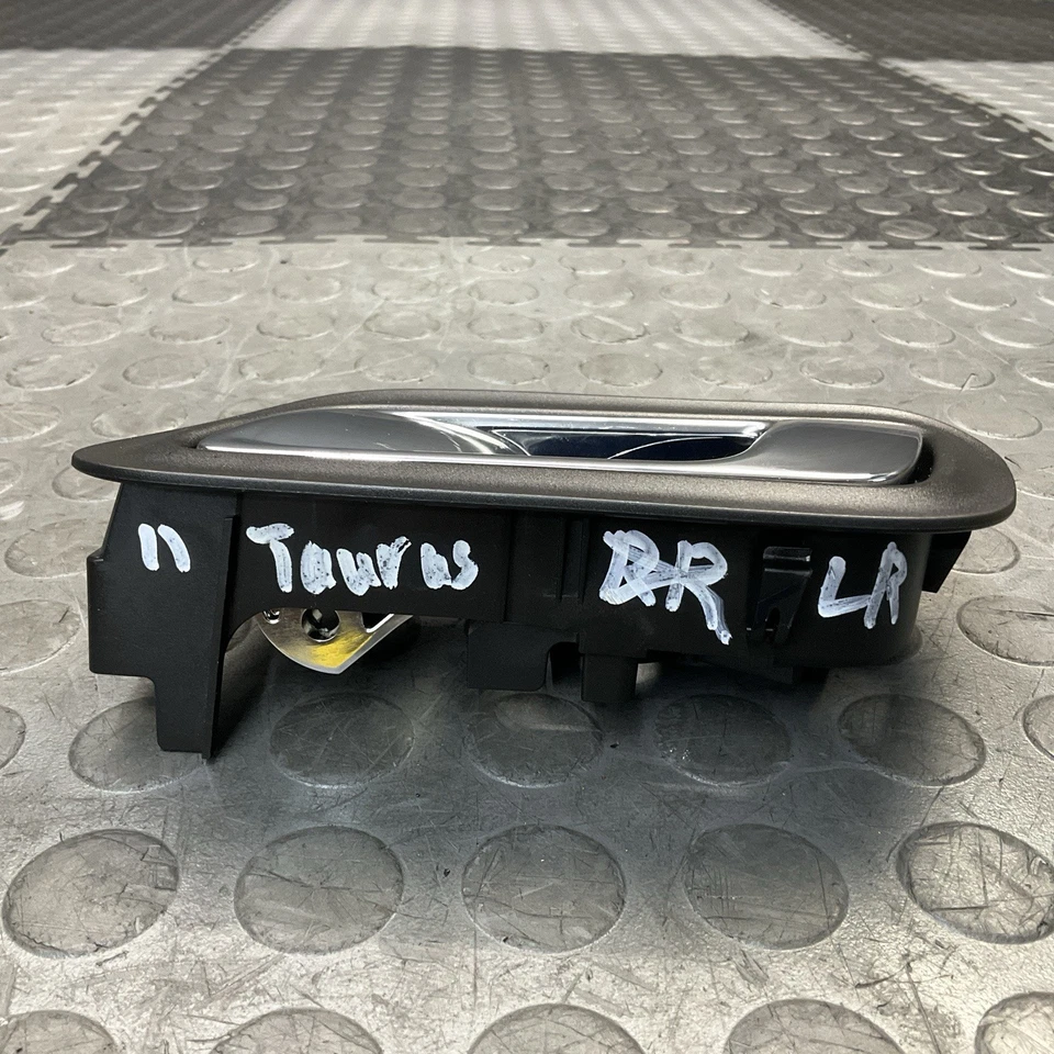 Оригинальная задняя левая ручка внутренней двери со стороны водителя для Ford Taurus 2010-2012 годов выпуска - Изображение 4 из 4