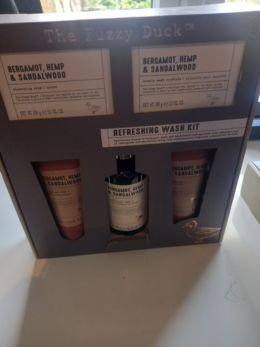 Baylis & Harding - The Fuzzy Duck Refreshing Wash Kit, damage to packaging front