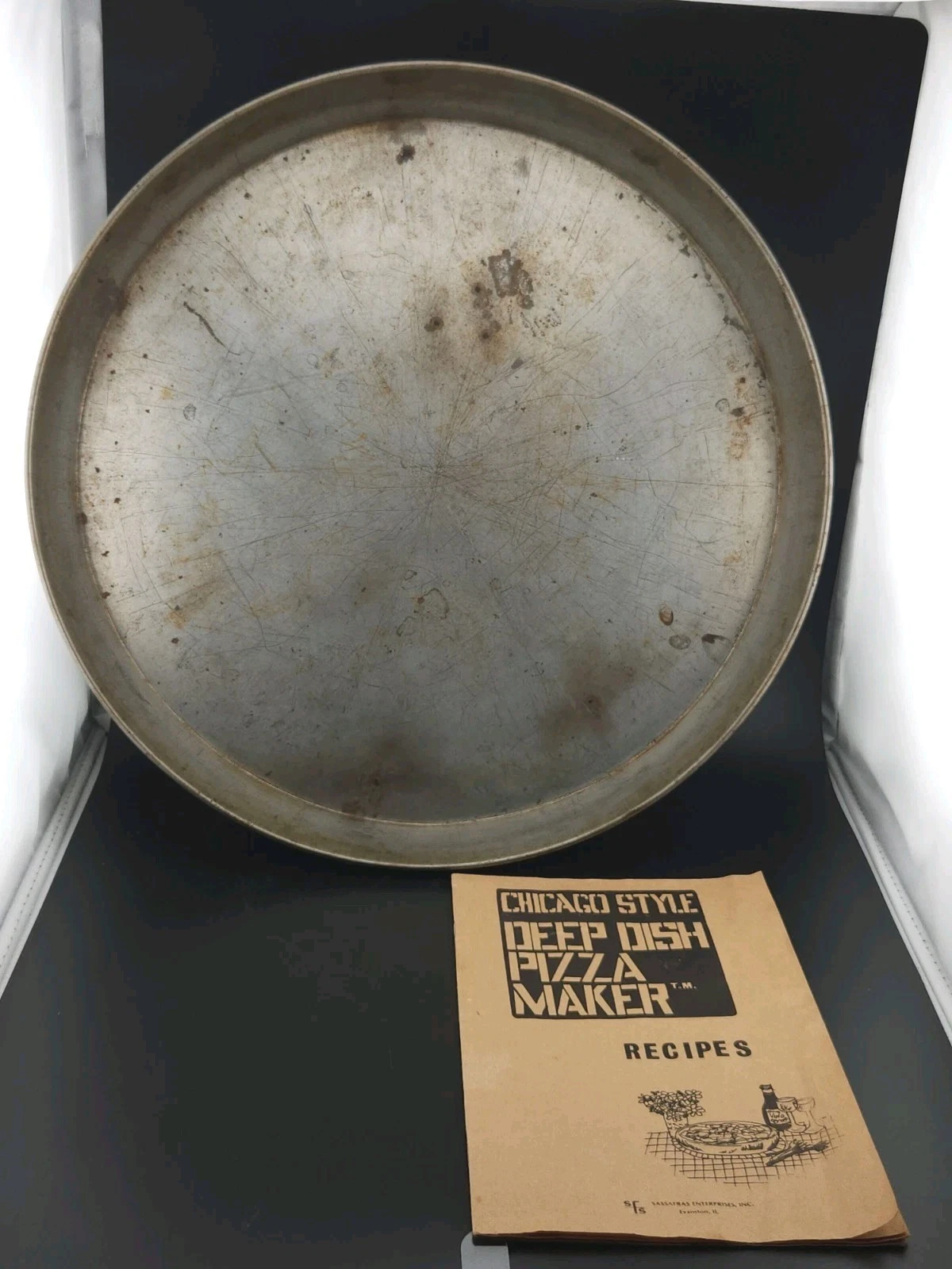 Vintage 1978 Sassafras Chicago Style Deep Dish Pizza Maker Booklet & Pizza Pan
Opens in a new window