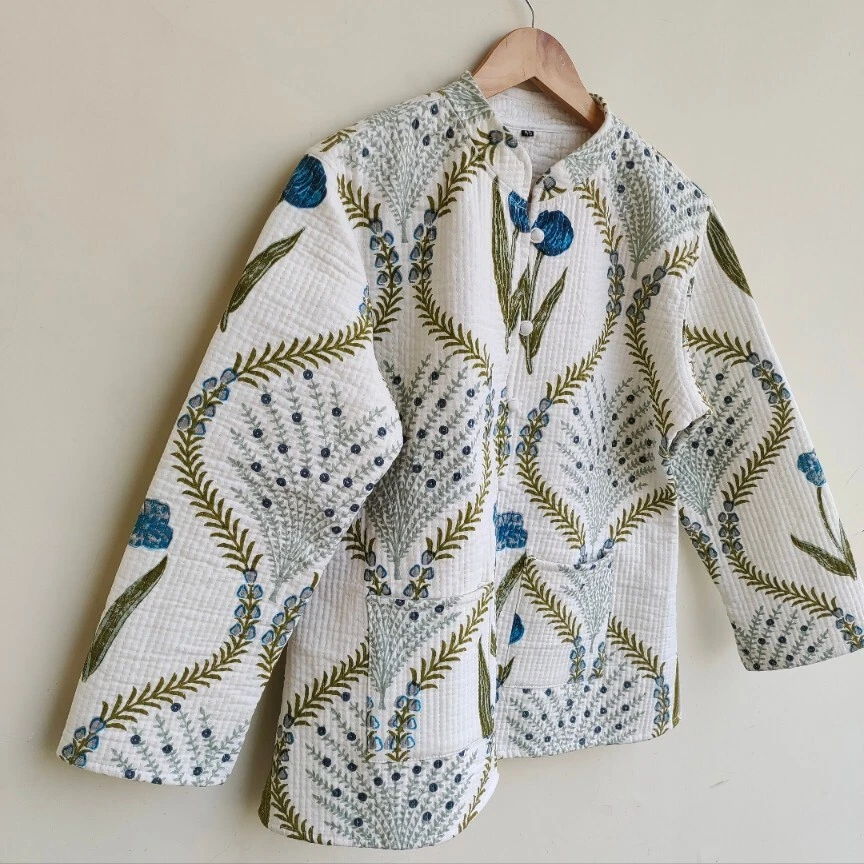 Chaqueta acolchada de algodón bohemio blanco floral hecha a mano, chaleco para mujer Foto 2 de 4