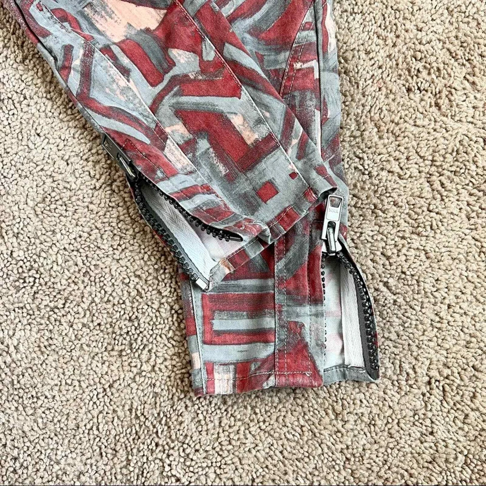 Pantalones ajustados Monika Chiang Moto para mujer 25 rojo gris geométrico tiro bajo cremallera al tobillo Foto 3 de 4