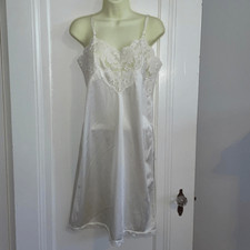 Vtg JCPENNEY cream colored full slip with lace bodice