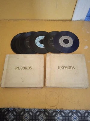 lot de 33 vinyles 45 t sans pochettes dans 2 classeurs annee 60/70 - Photo 1/4