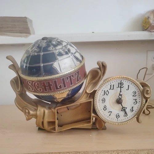 Vintage 1976 Schlitz Beer Clock Globe Grand Baroque Register Clock. Works!
