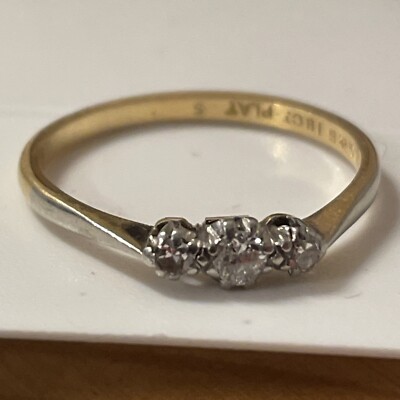 um 1940 18 kt Gelbgold Ring mit 3 Steinen Diamanten besetzt 1,98 g Größe N