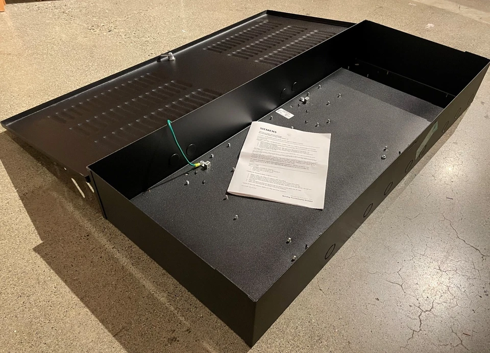 Siemens Locking Panel S54339-A10-A1, 5 3/4 x16x 40 1/2", PAB2-ENCL, 2HU BLK