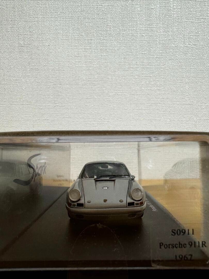 1/43 Spark Porsche 911 R 1967 Silver w/ Case From Japan 1/43 Spark Porsche 911 R 1967 Silver w/ Case From Japan
