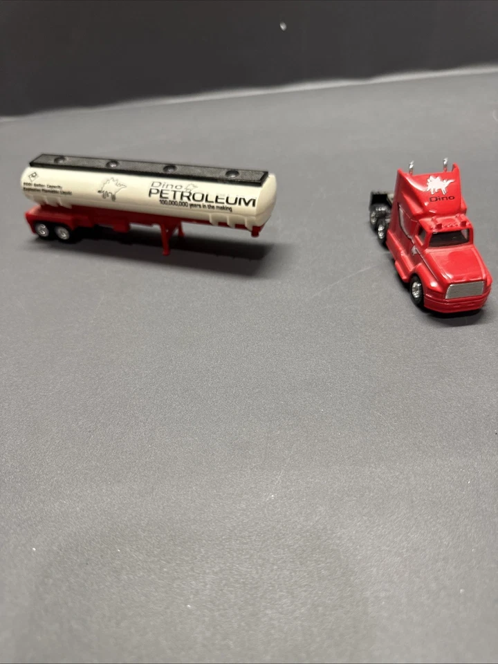 Maisto Kid Connection Highway Movers Ford Aeromax Dino Petroleum Tanker Semi - Image 4 of 4