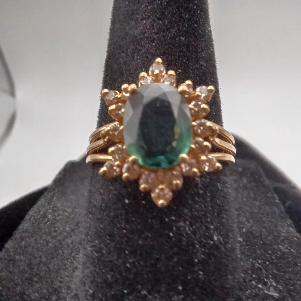 Unique Color Changing Blue/Green Oval Sapphire & Diamond Ring. - Image 2 of 4