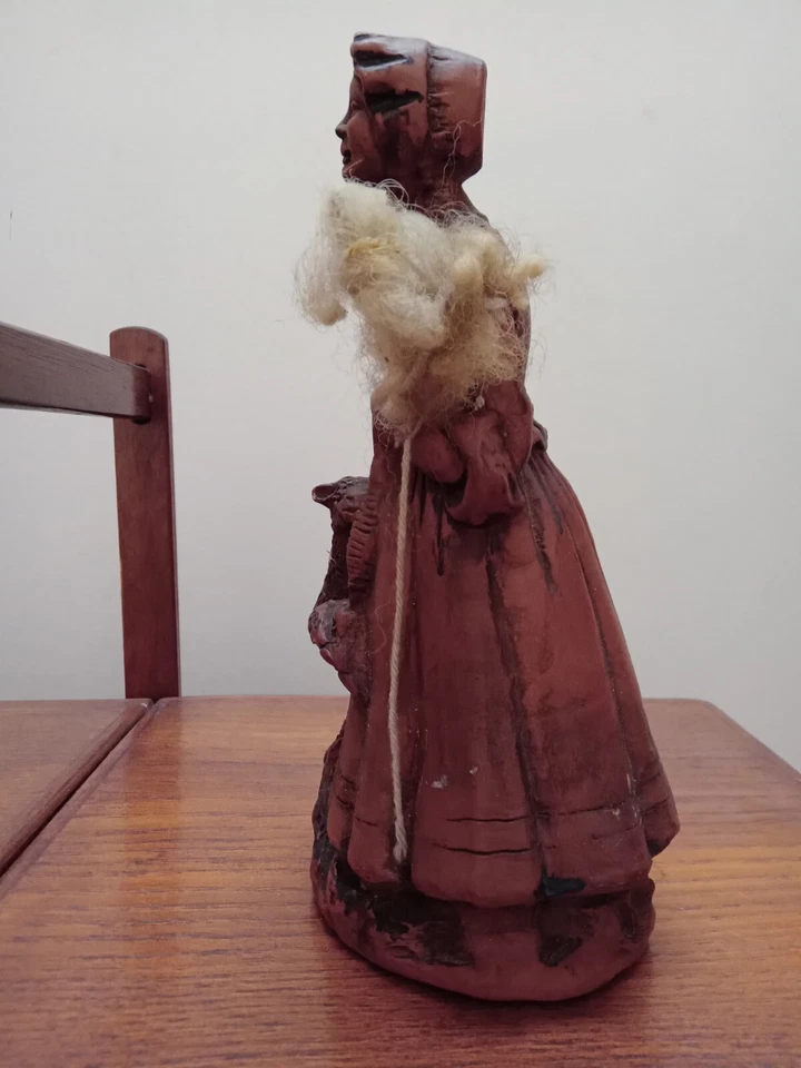 ANCIENNE STATUETTE EN RÉSINE BERGÈRE À LA QUENOUILLE - Photo 4/4