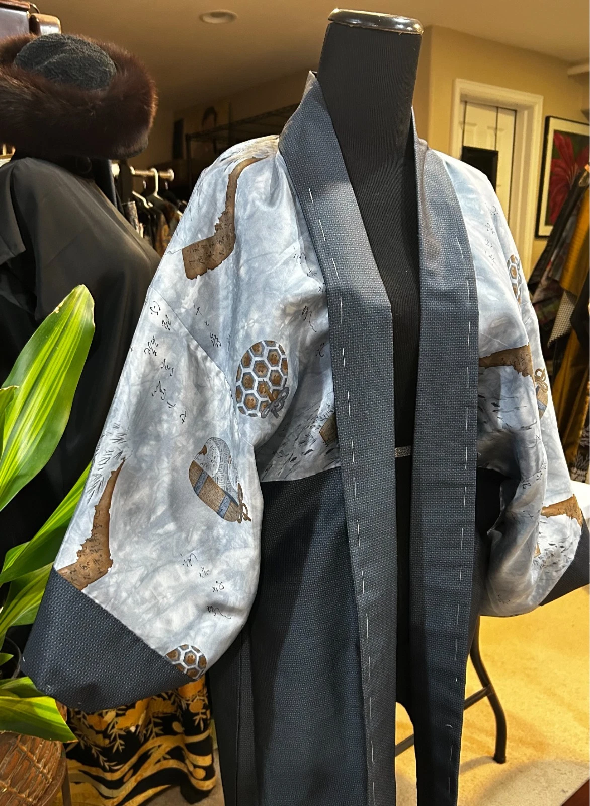 Unused Men s Haori, Pure Silk, deep navy blue, small size, excellent condition. - product detail image 4