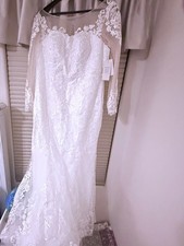 Beautiful wedding dress size 16. Never worn. New with tags. Ivory.