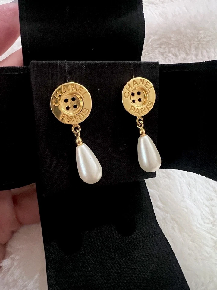 CHANEL Metal Pearl Paris Button Drop Earrings. 100% Authentic! — 第 3/4 张图片
