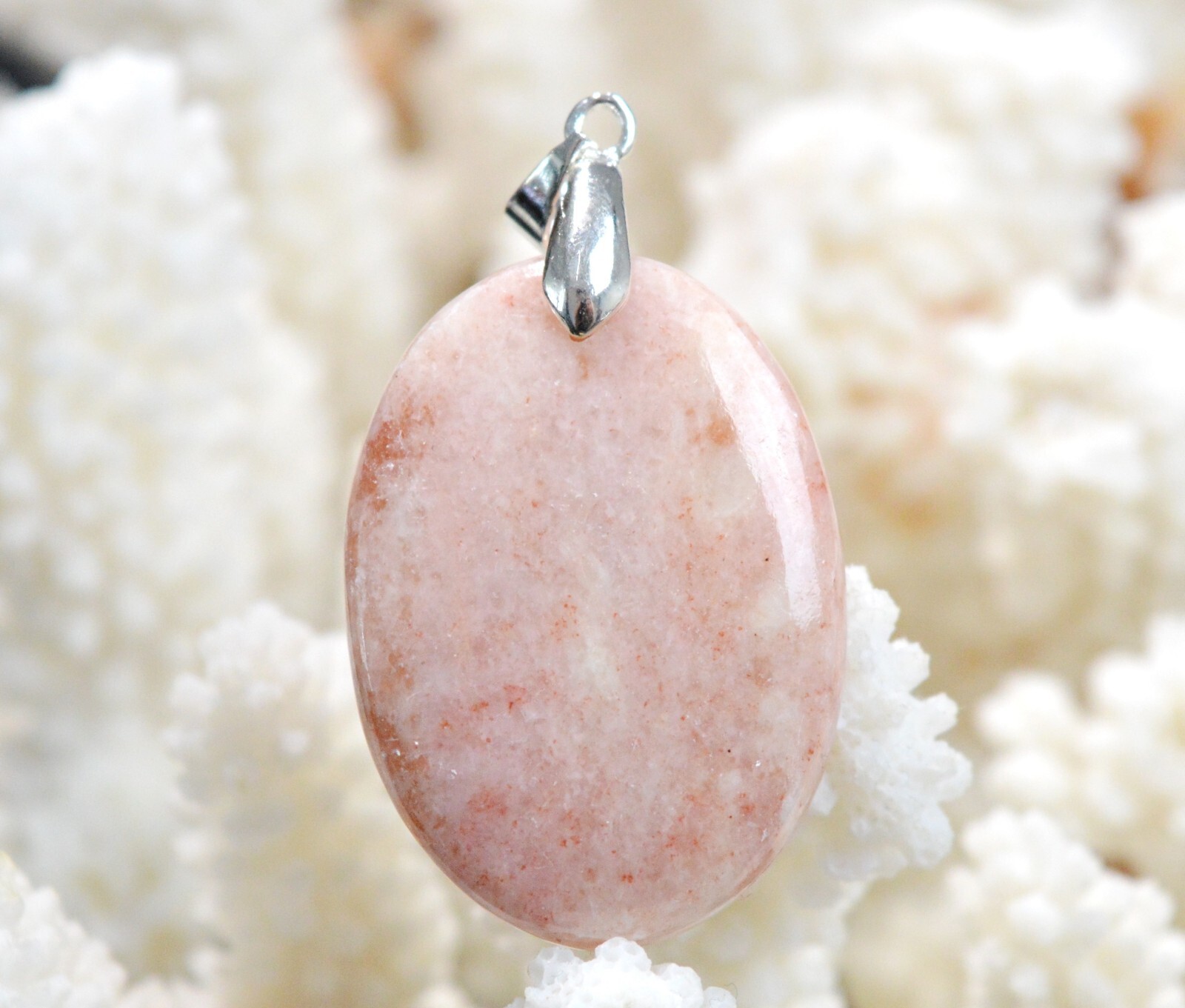 Pendentif quartz fraise 61 carats pour sublimer vos tenues avec un grand cabochon naturel