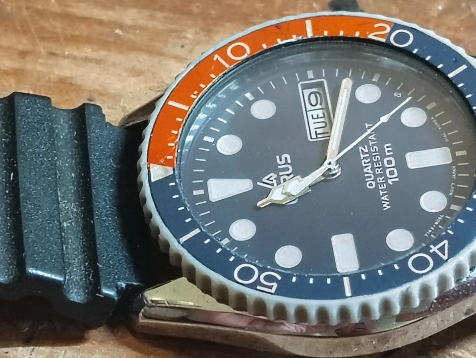 Reloj Hombre Vintage LORUS 100M Esfera “Pepsi” Día/Fecha - Funciona Y143-804A Foto 3 de 4