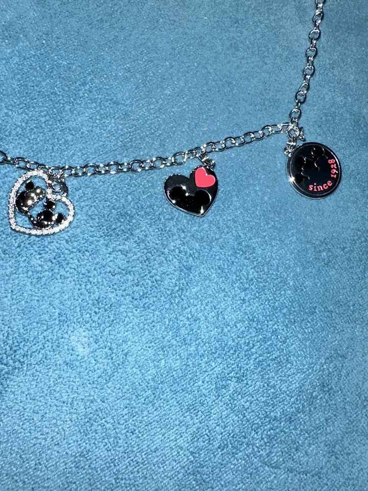 Collar con dije de Mickey y Minnie Mouse 90 cumpleaños de Mickey Foto 4 de 4