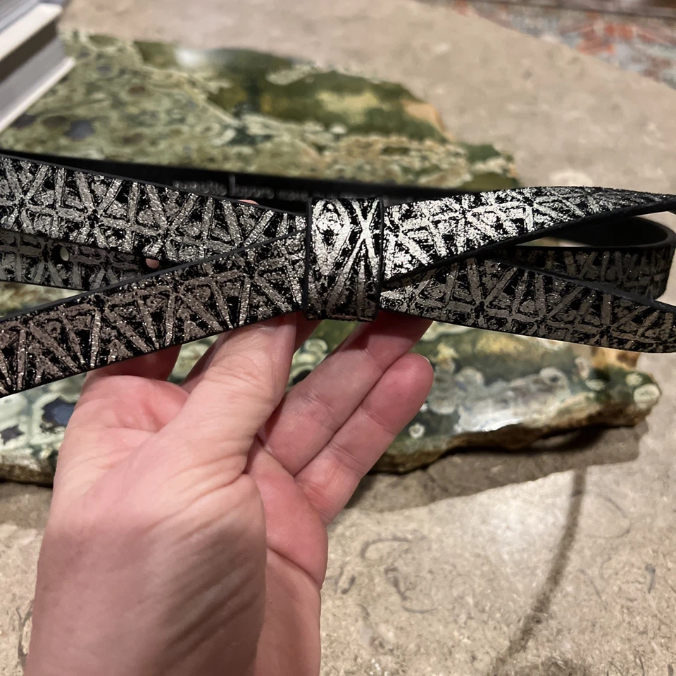 Cinturón de cuero negro/plateado Nanette Lepore Bow talla M nunca usado Foto 2 de 4