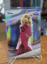 2025 Topps Chrome Disney Miss Piggy Prism Hyper Refractor #123