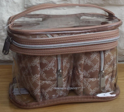 NEU MIT ETIKETT, FRENCH CONNECTION ''AMELIA'' SIGNATUR HELLBRAUN DREITEILIGES KOSMETIKKOFFER-SET
