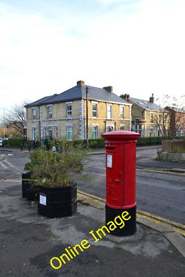 Foto 12x8 Briefkasten und Pflanzgefäße, Broomspring Lane, Broomhall, Sheffield S c2013