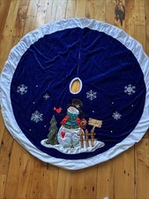 Santa's Best Blue Velvet Cekinowana klejnotami spódnica z drzewa bałwana 42" Let It Snow