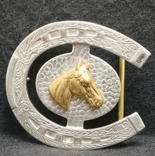 XA07108 SWEET VINTAGE 1970s  HORSE HEAD IN HORSESHOE  ARTWORK MENS BELT BUCKLE