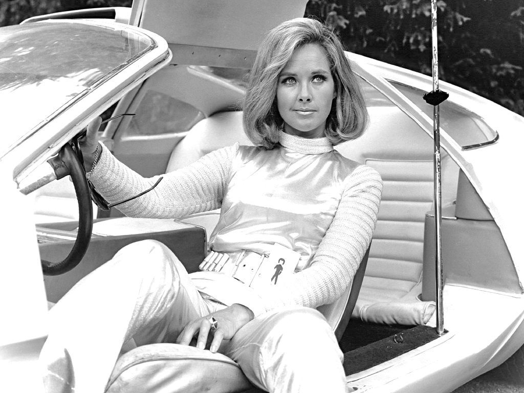 A Wanda Ventham Posing In Nice Car 8x10 Picture Celebrity Print