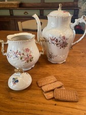 Ensemble théière + pot à biscuit en porcelaine de Limoges Coiffe jeune 1910