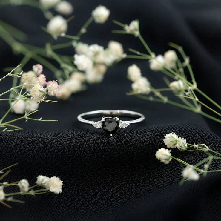Anillo delicado de platino 950 de ónix negro y moissanita corazón simulado 0,76 TCW para mujer Foto 2 de 4